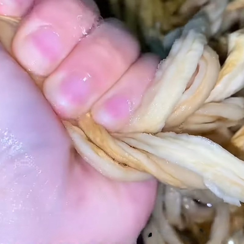 Bước 1 Sơ chế củ cải khô giòn ngọt Thịt kho củ cải khô