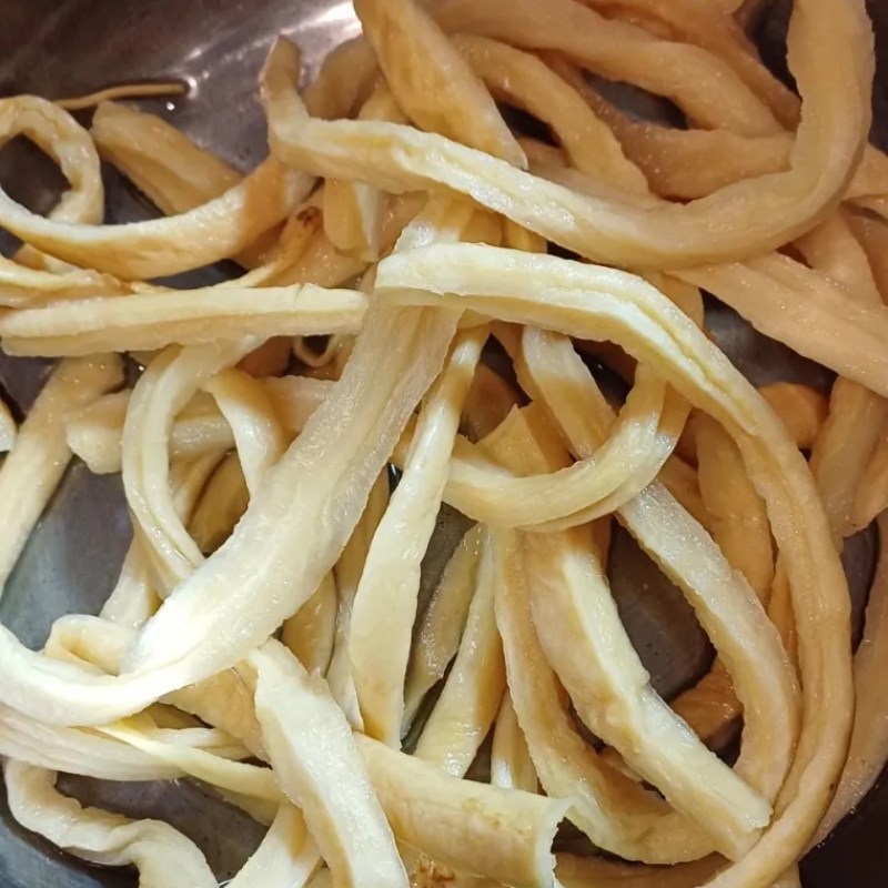 Bước 1 Sơ chế củ cải khô giòn ngọt Thịt kho củ cải khô