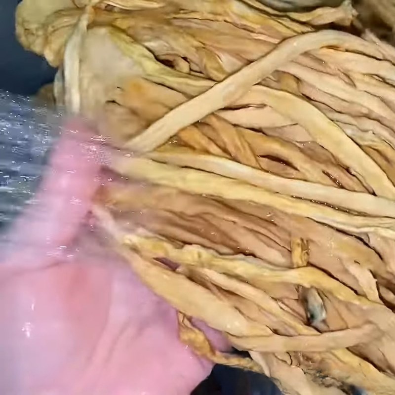 Bước 1 Sơ chế củ cải khô giòn ngọt Thịt kho củ cải khô