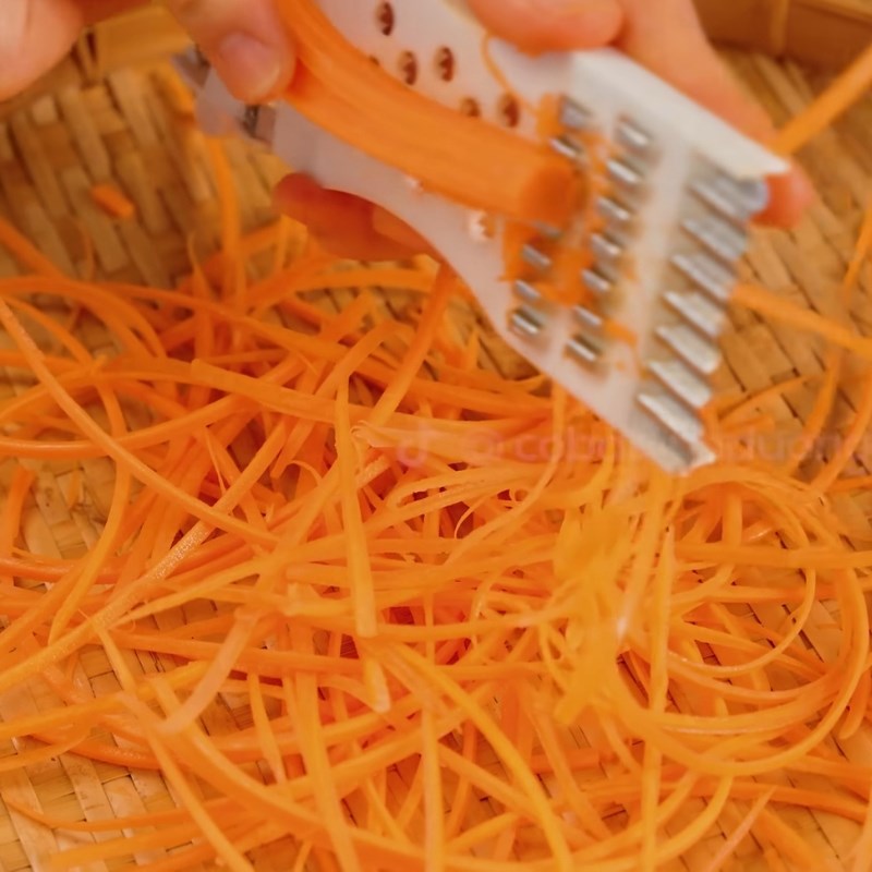 Bước 1 Sơ chế dưa leo và cà rốt Dưa leo muối chua ngọt