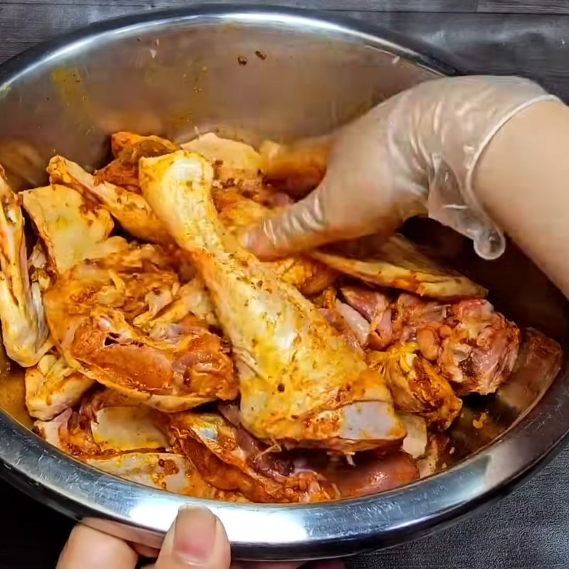 Bước 1 Sơ chế gà và ướp gia vị đậm đà Cà ri gà miền Tây
