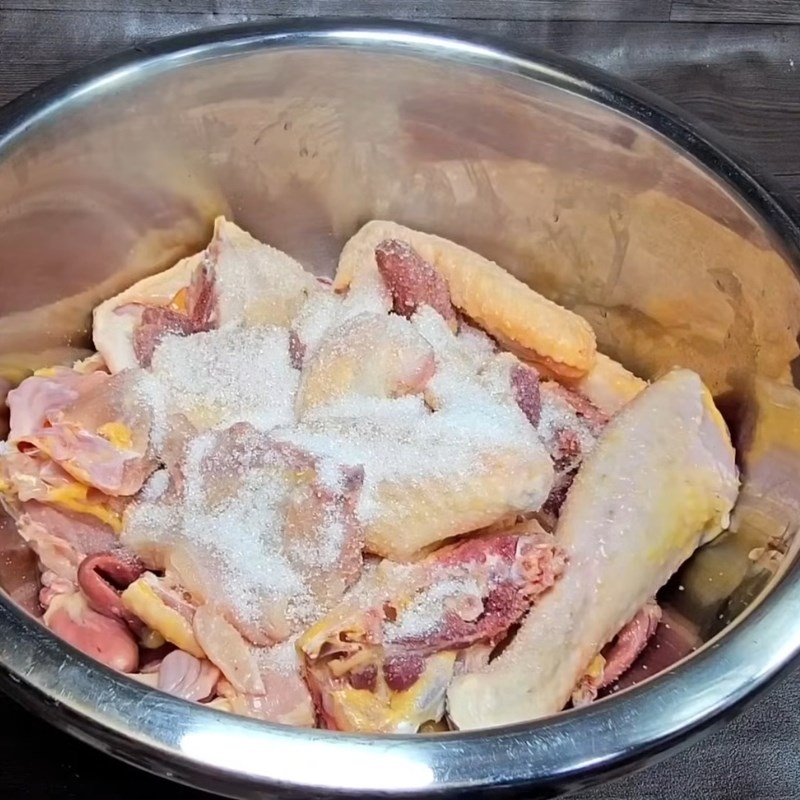 Bước 1 Sơ chế gà và ướp gia vị đậm đà Cà ri gà miền Tây