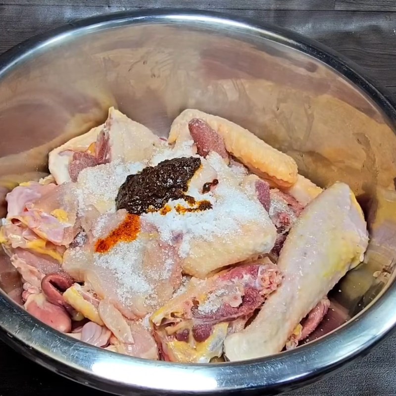 Bước 1 Sơ chế gà và ướp gia vị đậm đà Cà ri gà miền Tây