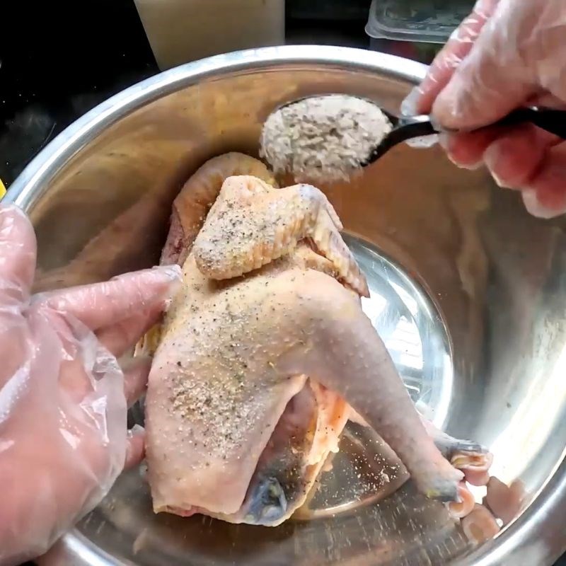 Bước 1 Sơ chế gà và ướp gia vị gà hấp muối Gà hấp muối da giòn