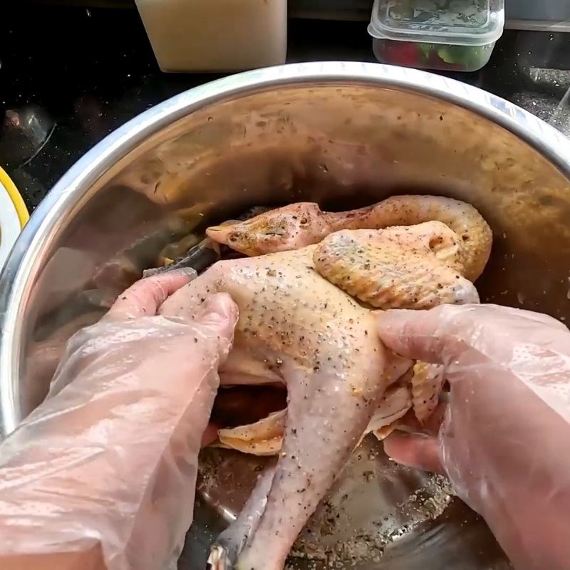 Bước 1 Sơ chế gà và ướp gia vị gà hấp muối Gà hấp muối da giòn