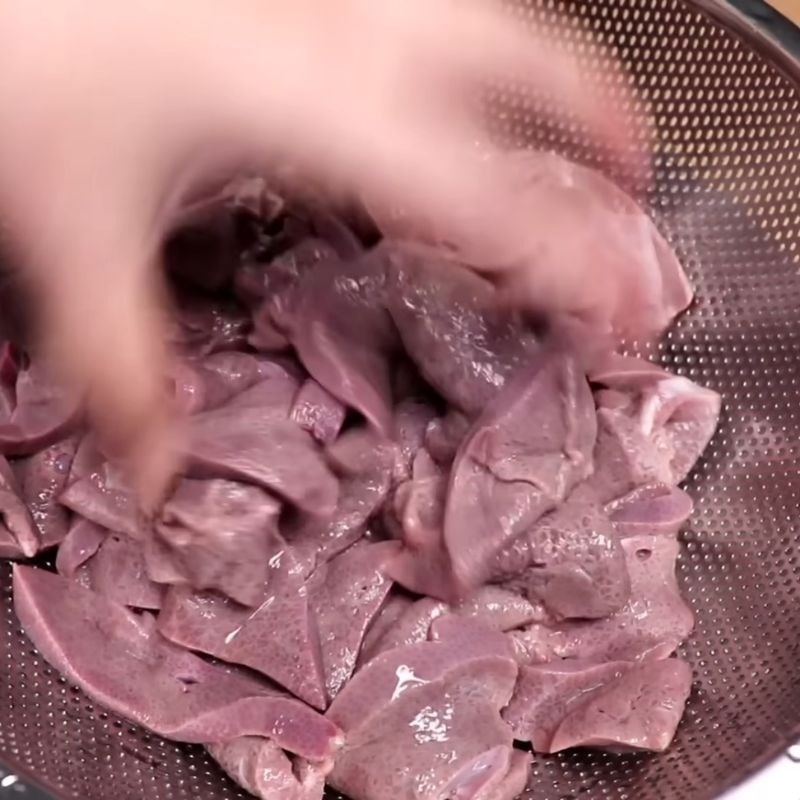Bước 1 Sơ chế gan heo và thịt nọng (hoặc ba chỉ) Bánh mì pate