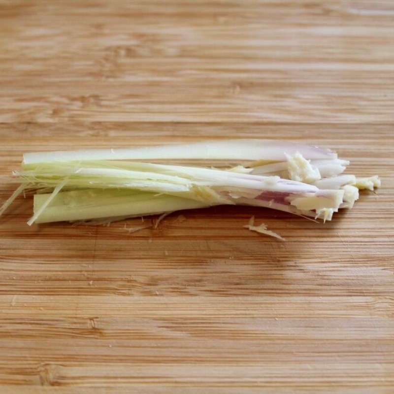 Bước 1 Sơ chế giò heo và các nguyên liệu Giò heo kho nước dừa