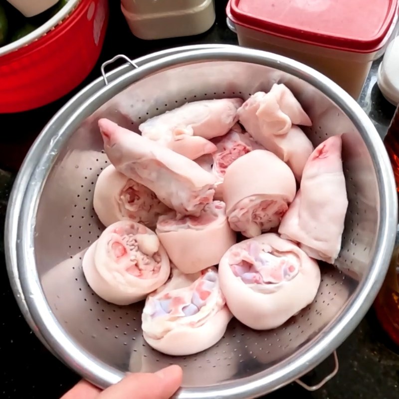 Bước 1 Sơ chế giò heo và các nguyên liệu Giò heo kho nước dừa