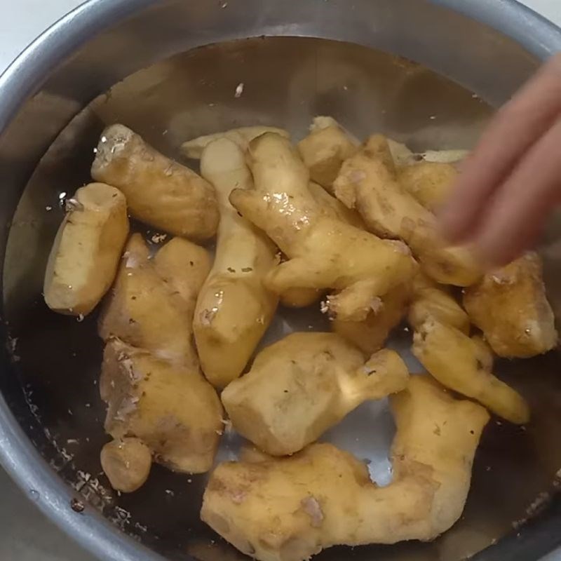 Bước 1 Sơ chế gừng tươi và chuẩn bị lọ thủy tinh Gừng ngâm giấm