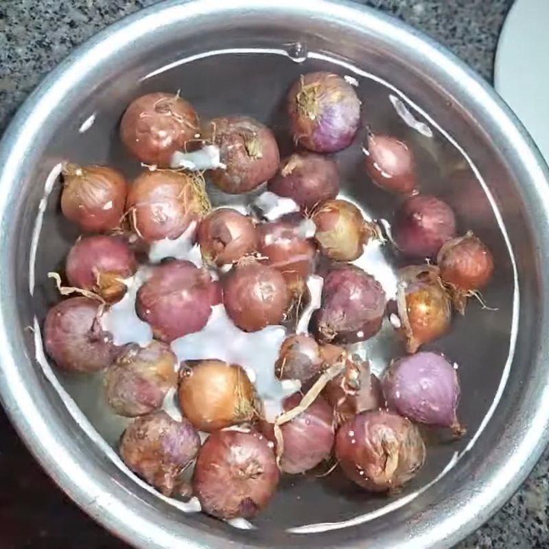 Bước 1 Sơ chế hành tím Hành tím thái lát ngâm ăn liền