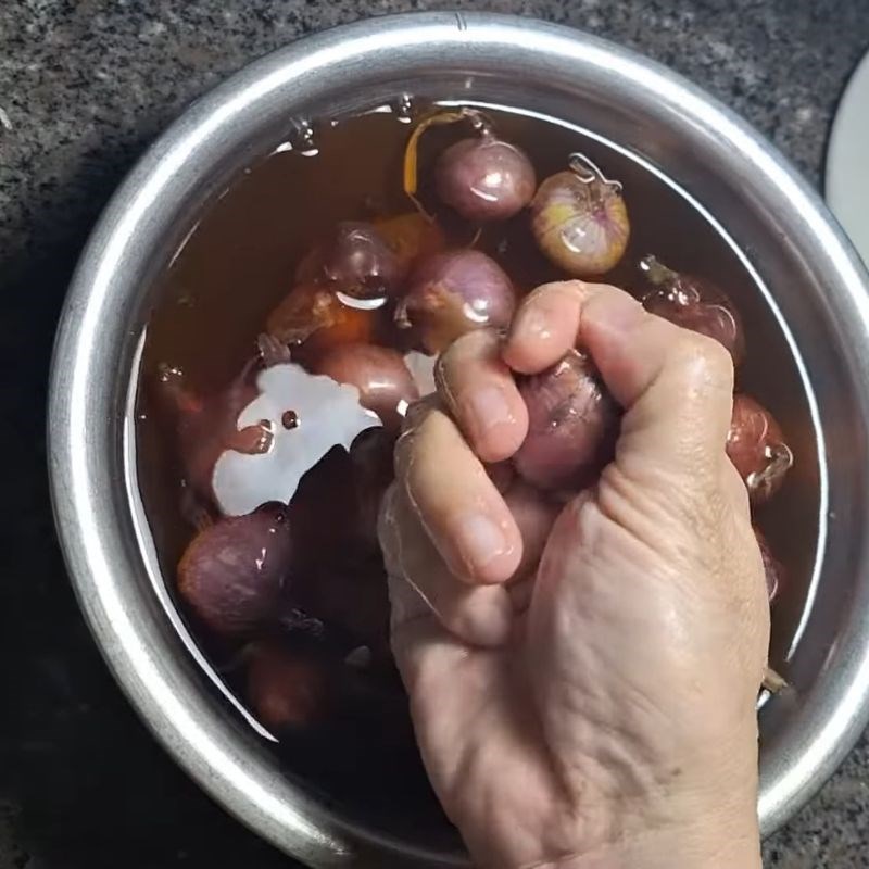 Bước 1 Sơ chế hành tím Hành tím thái lát ngâm ăn liền