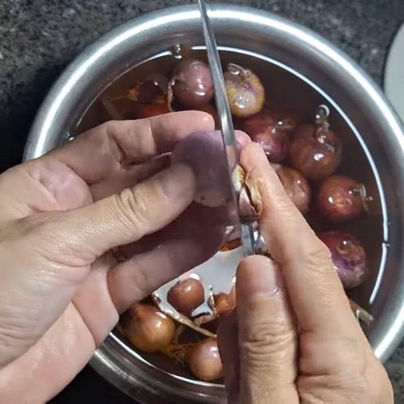 Bước 1 Sơ chế hành tím Hành tím thái lát ngâm ăn liền