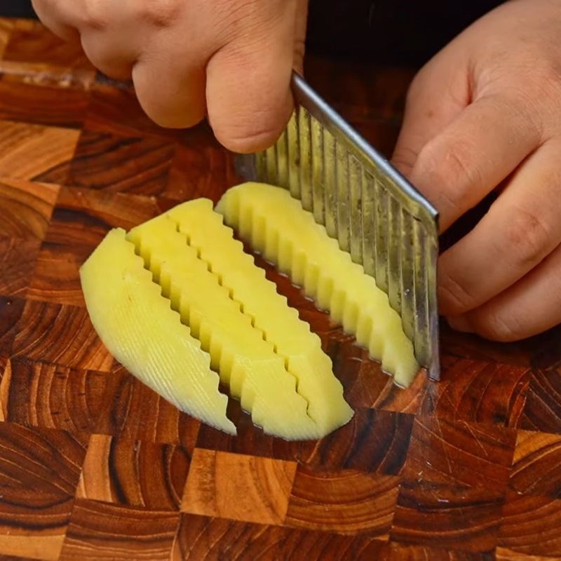 Bước 1 Sơ chế khoai tây và ngâm nước muối Khoai tây chiên giòn lâu