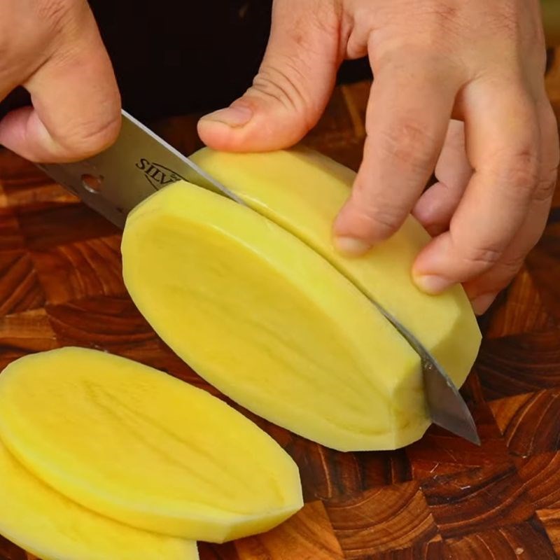 Bước 1 Sơ chế khoai tây và ngâm nước muối Khoai tây chiên giòn lâu