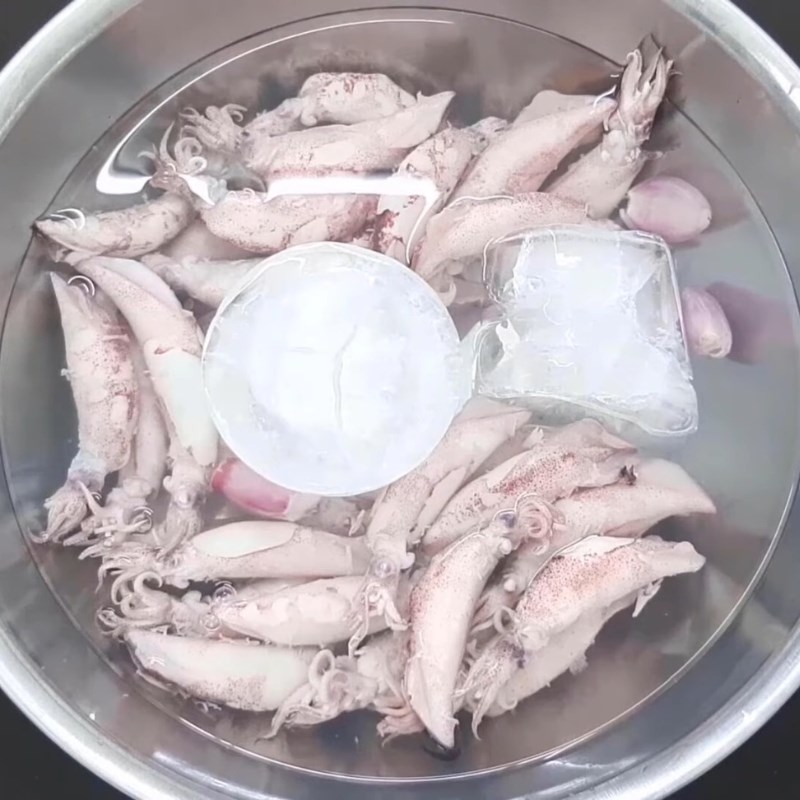 Bước 1 Sơ chế mực trứng tươi ngon Mực trứng chiên nước mắm