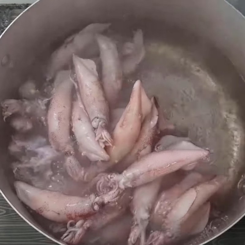 Bước 1 Sơ chế mực trứng tươi ngon Mực trứng chiên nước mắm