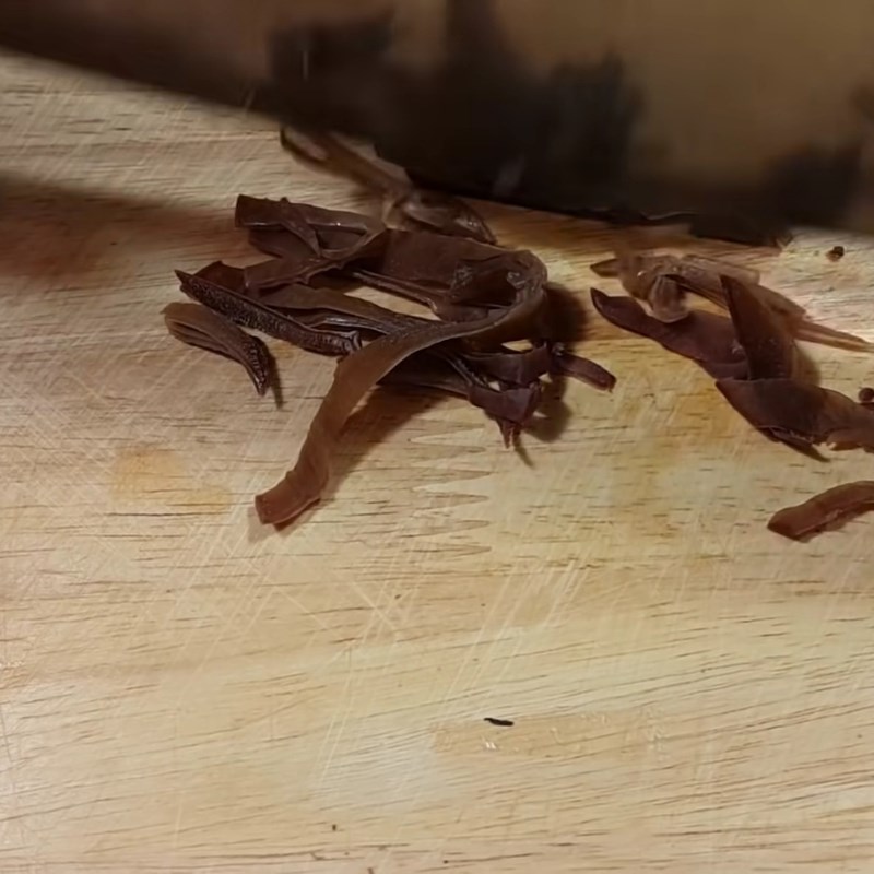 Bước 1 Sơ chế nấm mèo và các nguyên liệu thơm Chả trứng cơm tấm