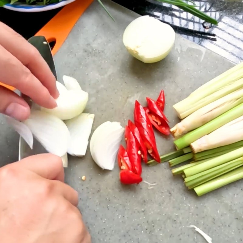 Bước 2 Sơ chế nguyên liệu Gà hấp hèm