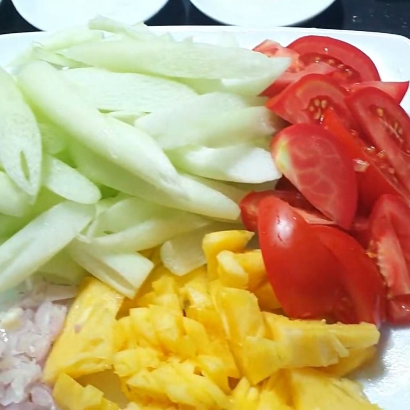 Bước 1 Sơ chế nguyên liệu Cá chép giòn nấu canh chua