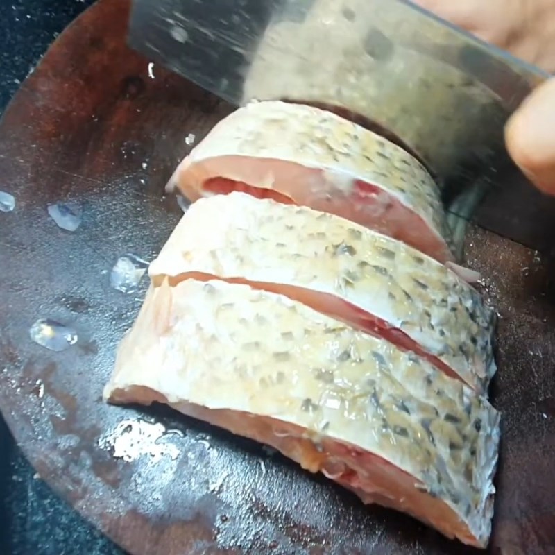 Bước 1 Sơ chế nguyên liệu Cá chép giòn nấu canh chua