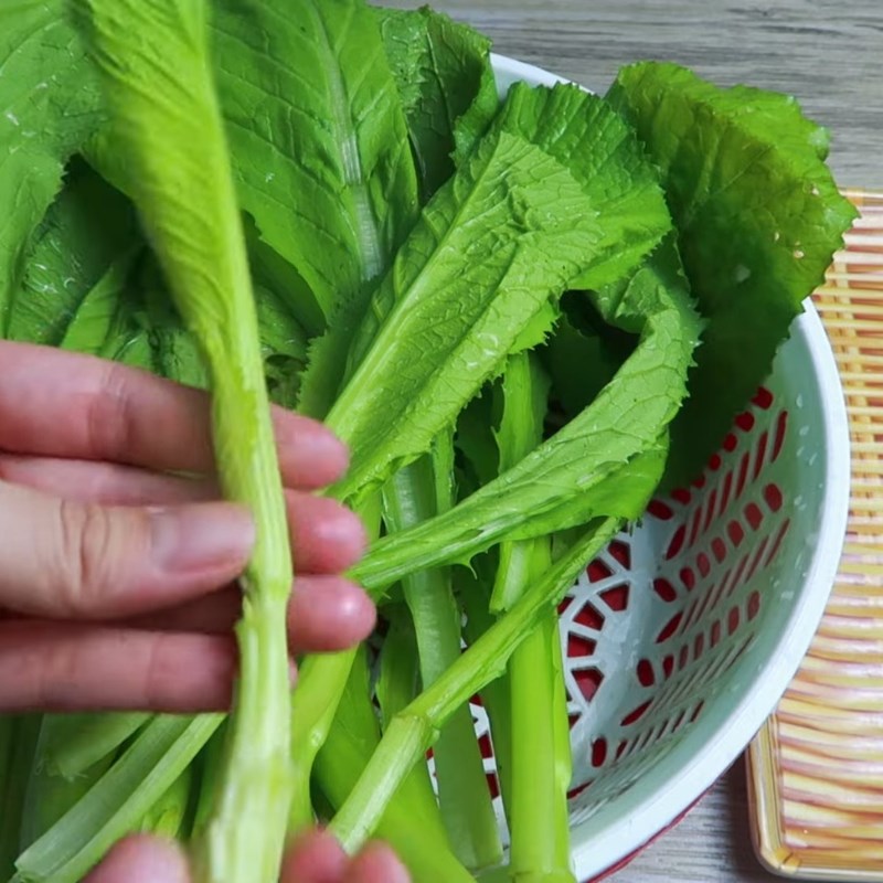 Bước 1 Sơ chế nguyên liệu Canh cải nấu gừng