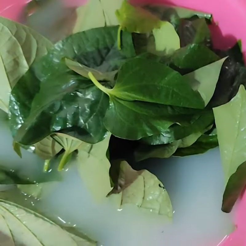 Bước 1 Sơ chế nguyên liệu Canh lá lốt nấu thịt heo