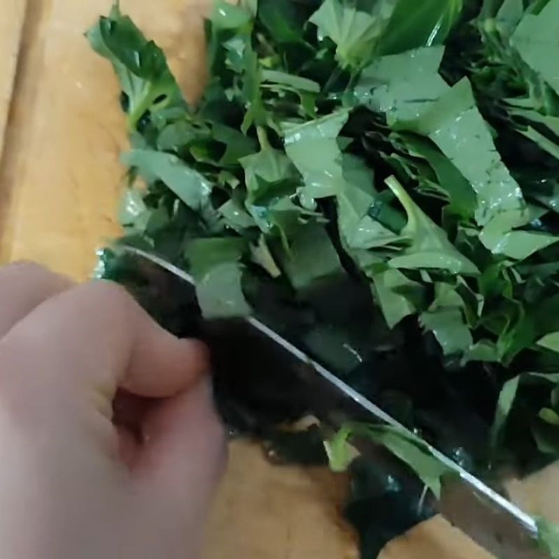 Bước 1 Sơ chế nguyên liệu Canh lá lốt nấu thịt heo