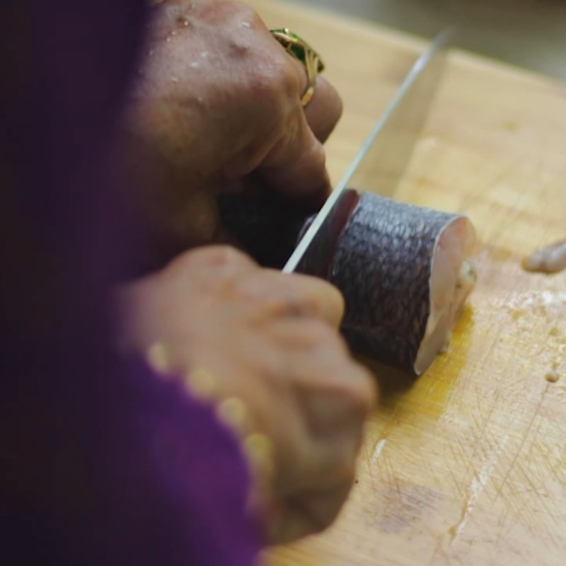 Bước 1 Sơ chế nguyên liệu Canh chua bông so đũa