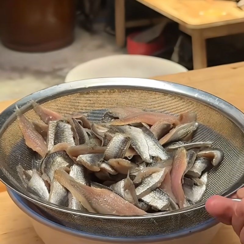 Bước 1 Sơ chế nguyên liệu làm Sashimi cá trích ép trứng Sashimi cá trích ép trứng