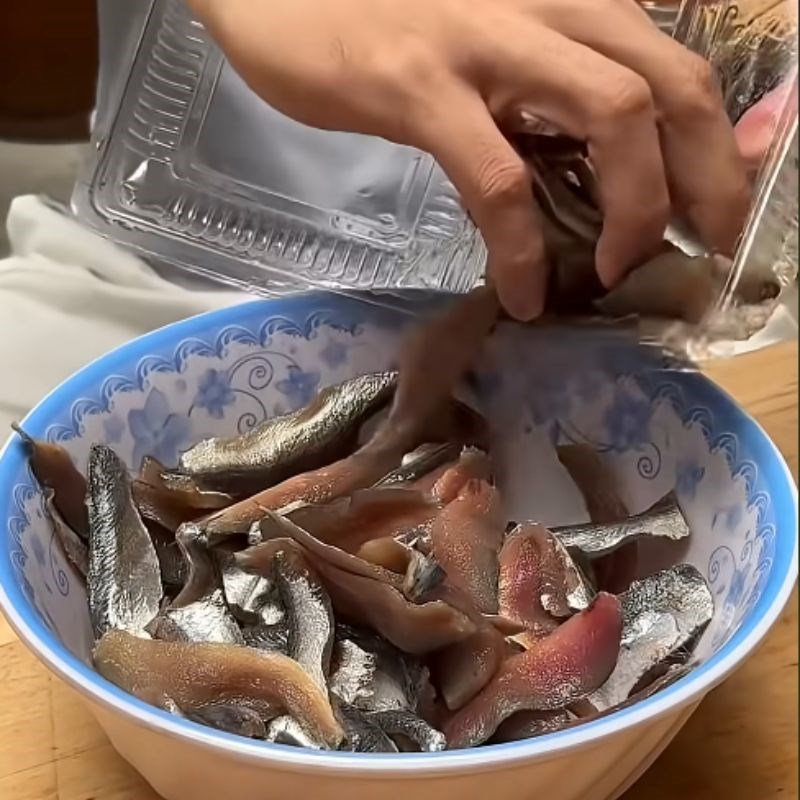 Bước 1 Sơ chế nguyên liệu làm Sashimi cá trích ép trứng Sashimi cá trích ép trứng