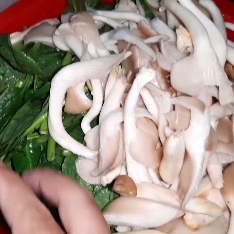 Bước 1 Sơ chế nguyên liệu lẩu Thái Lẩu Thái bằng gói gia vị