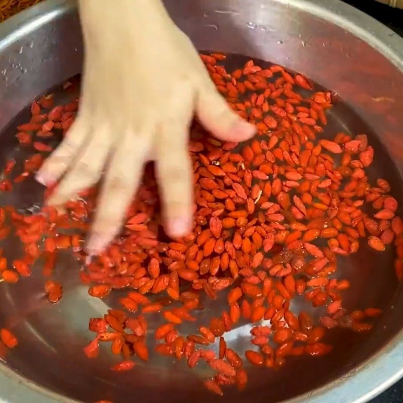 Bước 1 Sơ chế nguyên liệu ngâm rượu kỷ tử Kỷ tử ngâm rượu