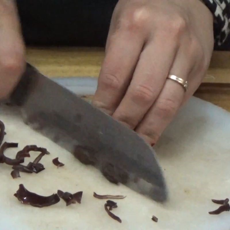 Bước 1 Sơ chế nguyên liệu và chuẩn bị khuôn ép giò tự chế Giò xào bằng chai nhựa