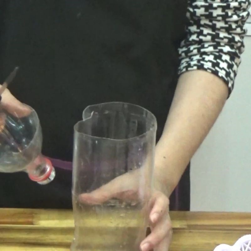 Bước 1 Sơ chế nguyên liệu và chuẩn bị khuôn ép giò tự chế Giò xào bằng chai nhựa