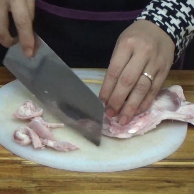 Bước 1 Sơ chế nguyên liệu và chuẩn bị khuôn ép giò tự chế Giò xào bằng chai nhựa