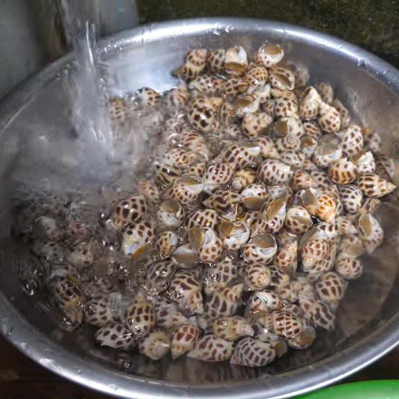 Bước 1 Sơ chế ốc hương đúng cách Ốc hương nướng bằng nồi chiên không