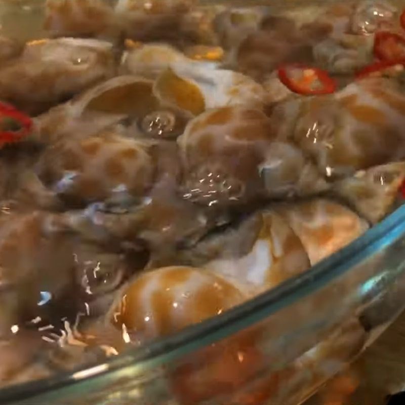 Bước 1 Sơ chế ốc hương sạch sẽ Ốc hương xào bơ tỏi chấm bánh mì