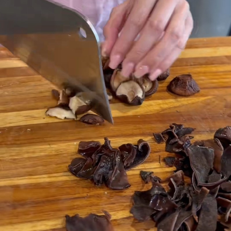 Bước 1 Sơ chế ốc và các nguyên liệu khác Ốc hấp lá gừng