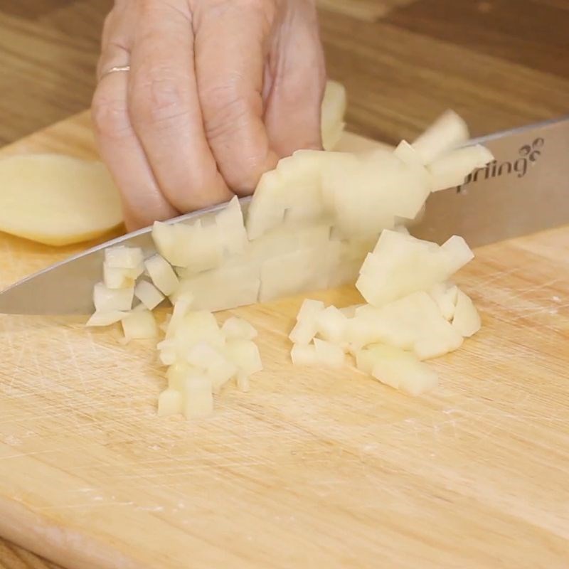 Bước 1 Sơ chế rau củ chuẩn bị cho món bánh mì ốp la Bánh mì trứng ốp la