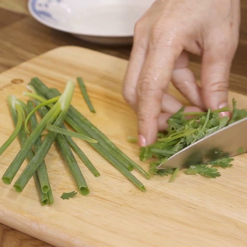 Bước 1 Sơ chế rau củ chuẩn bị cho món bánh mì ốp la Bánh mì trứng ốp la