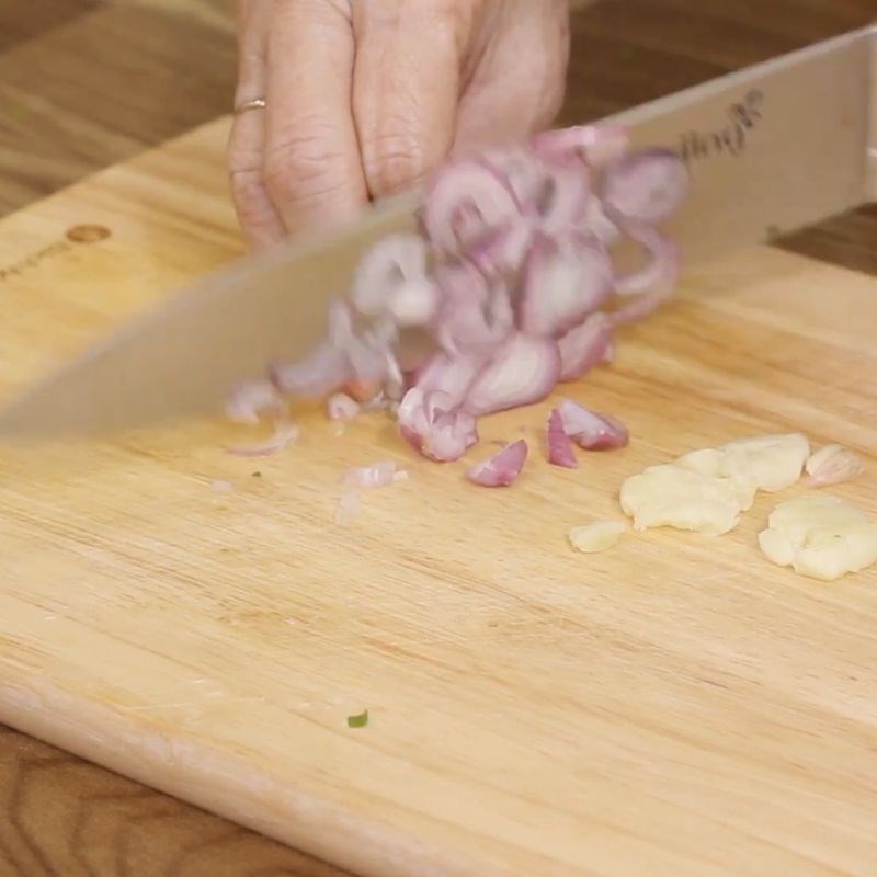 Bước 1 Sơ chế rau củ chuẩn bị cho món bánh mì ốp la Bánh mì trứng ốp la