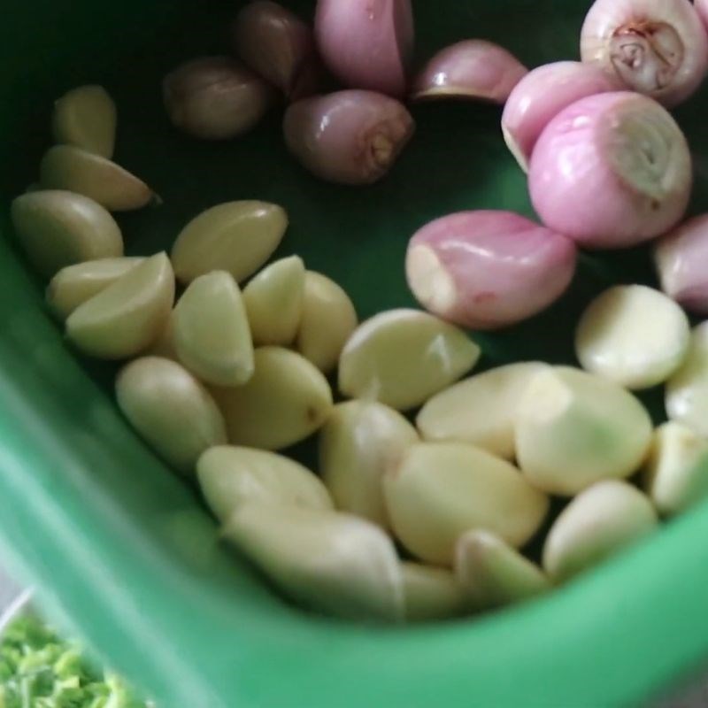 Bước 2 Sơ chế rau củ và gia vị Thịt ngựa xào