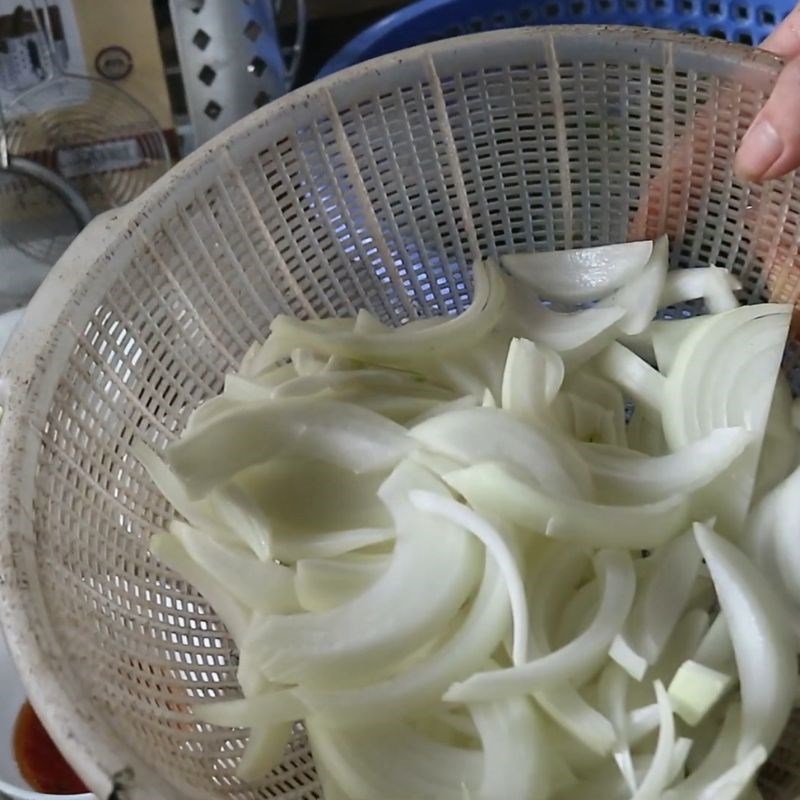 Bước 2 Sơ chế rau củ và gia vị Thịt ngựa xào