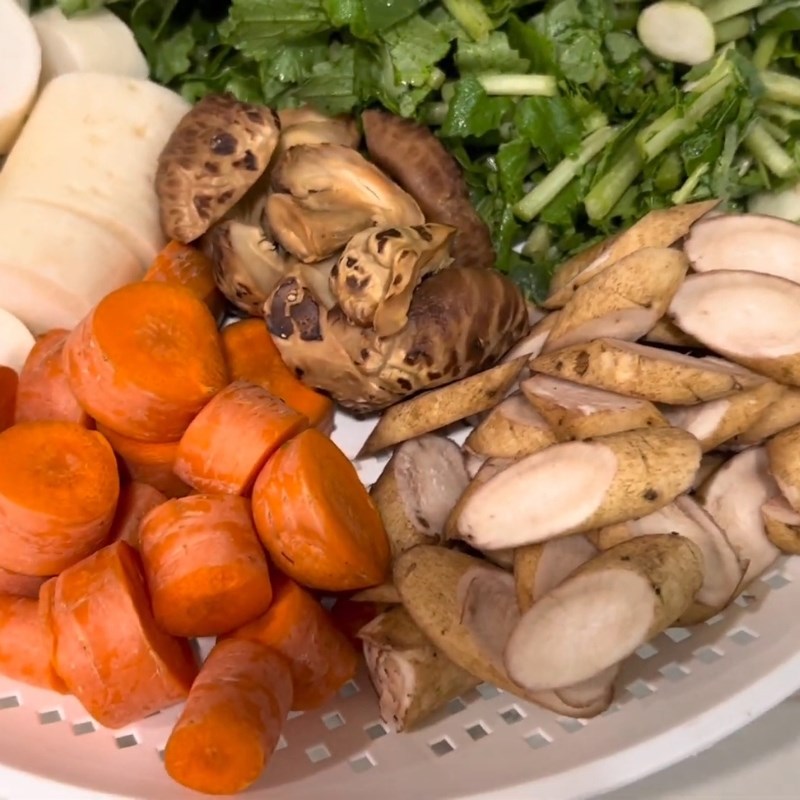 Bước 1 Sơ chế rau củ và nấm đông cô Canh dưỡng sinh