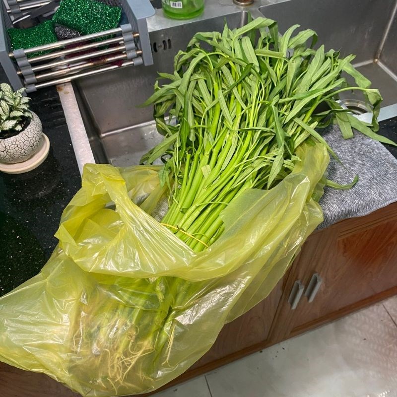 Bước 1 Sơ chế rau muống ban đầu Nhặt rau muống để xào