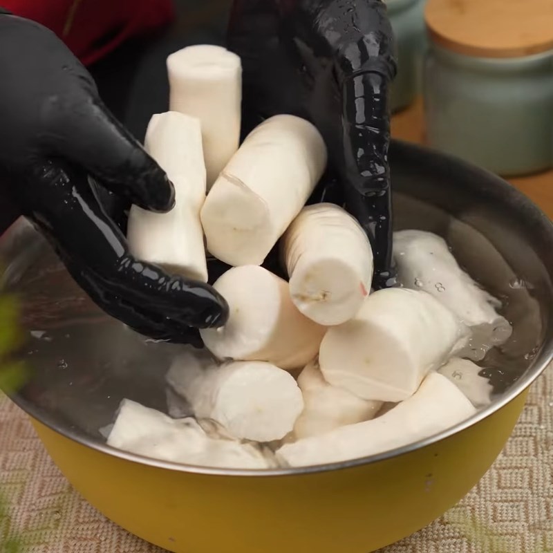 Bước 1 Sơ chế sắn và hấp chín Chè sắn nóng