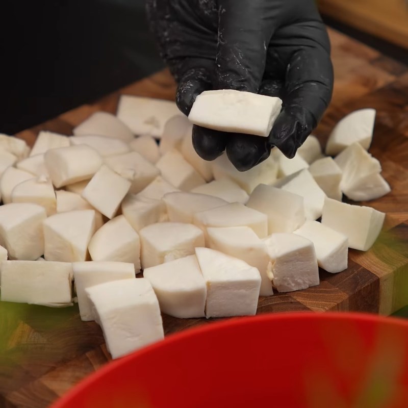 Bước 1 Sơ chế sắn và hấp chín Chè sắn nóng