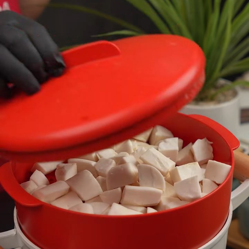 Bước 1 Sơ chế sắn và hấp chín Chè sắn nóng