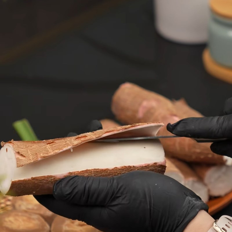 Bước 1 Sơ chế sắn và hấp chín Chè sắn nóng