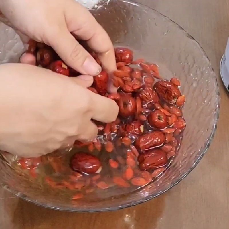 Bước 1 Sơ chế táo đỏ và kỷ tử Táo đỏ kỷ tử ngâm với mật ong